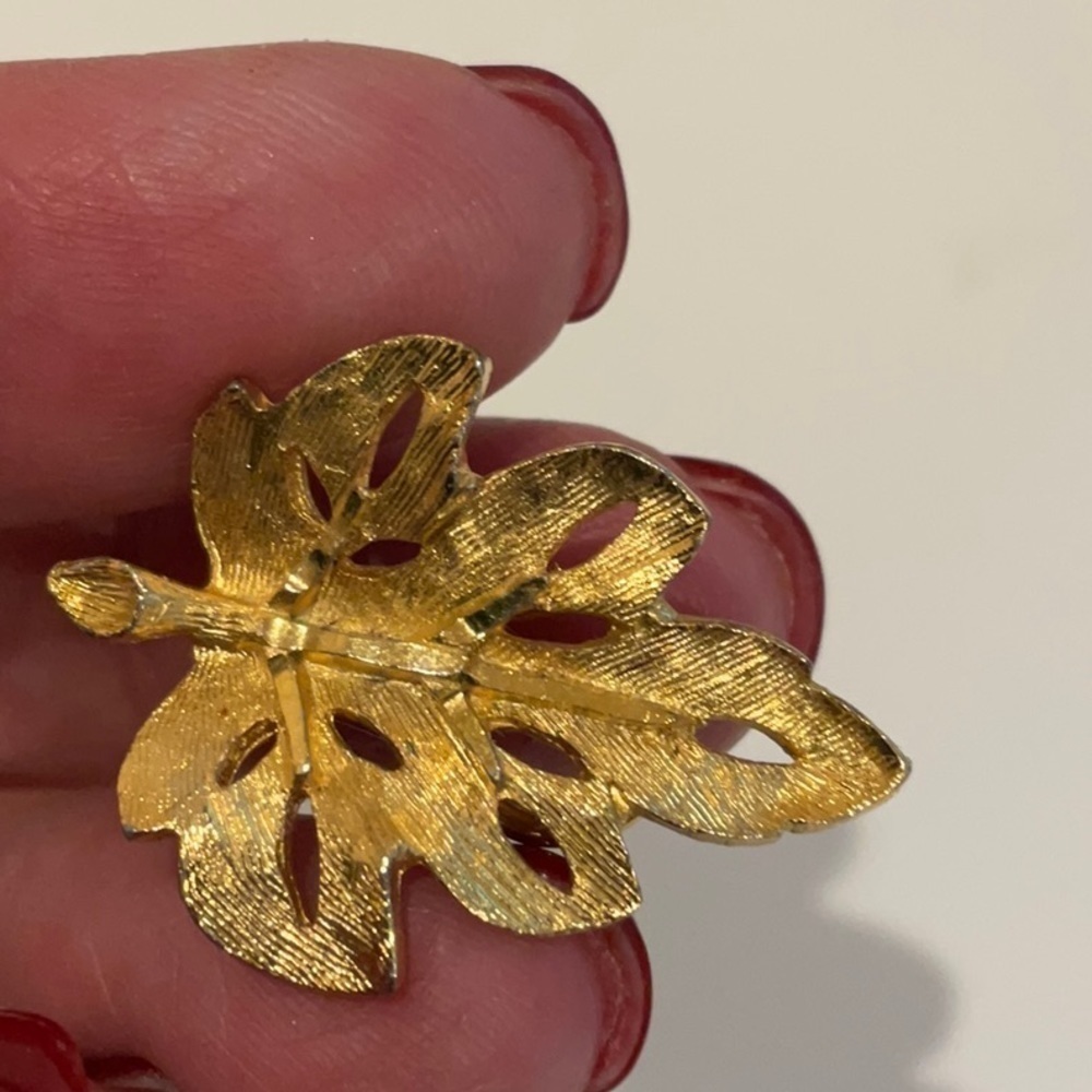 Vintage shiny gold leaf clip earrings. Marked “B.S.K.” - Picture 4 of 6